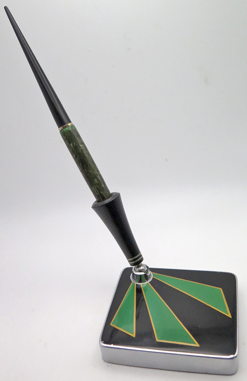ITEM #5655 6596: PARKER ART DECO PATTERN DESK SET. FOUNTAIN PEN IS DUOFOLD JUNIOR IN JADE GREEN BUTTON FILLER. NIB IS 14K IN BROAD. 
